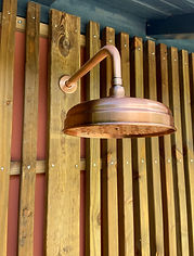 mur en bois ou en lambris avec une lampe