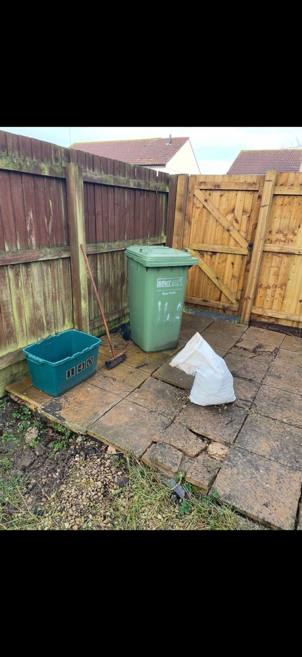a green garbage can that says ' smart waste ' on it