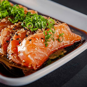 104. Pikant zalm tataki / Saumon tataki piquante 12 pcs