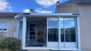 ☀️ Nouvelle réalisation : des volets roulants solaires pour cette véranda à St Jean St Maurice sur Loire !