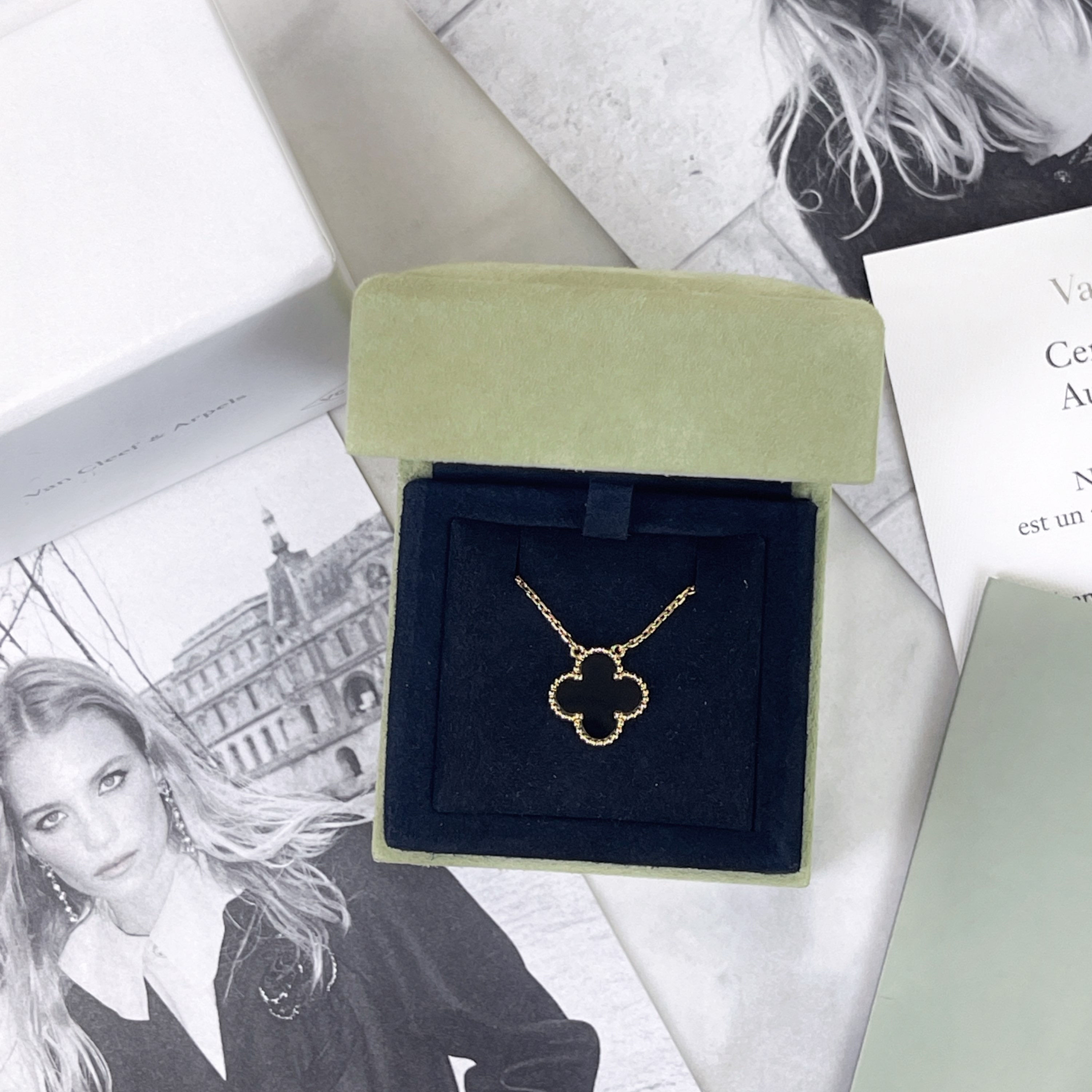 VCA Vintage Alhambra Pendant 18K Gold/Onyx 