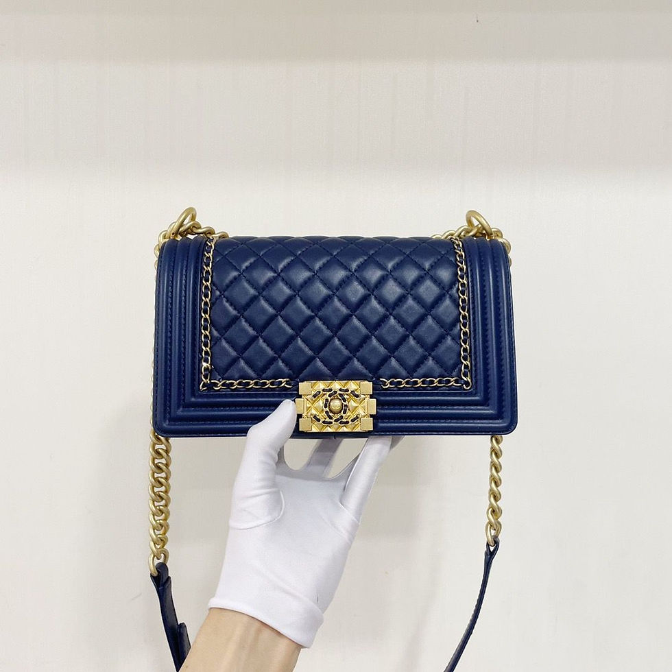 Thumbnail: CHANEL Boy medium bluexghw calfskin 藍金牛皮 菠蘿扣