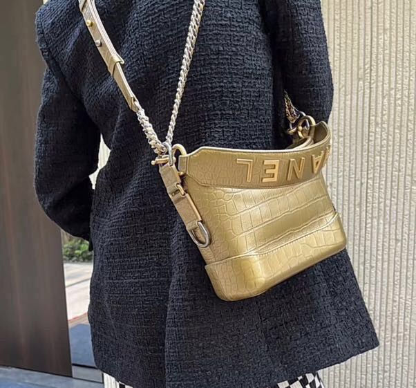 Thumbnail: chanel gabrielle hobo small 金色鱷魚紋牛皮