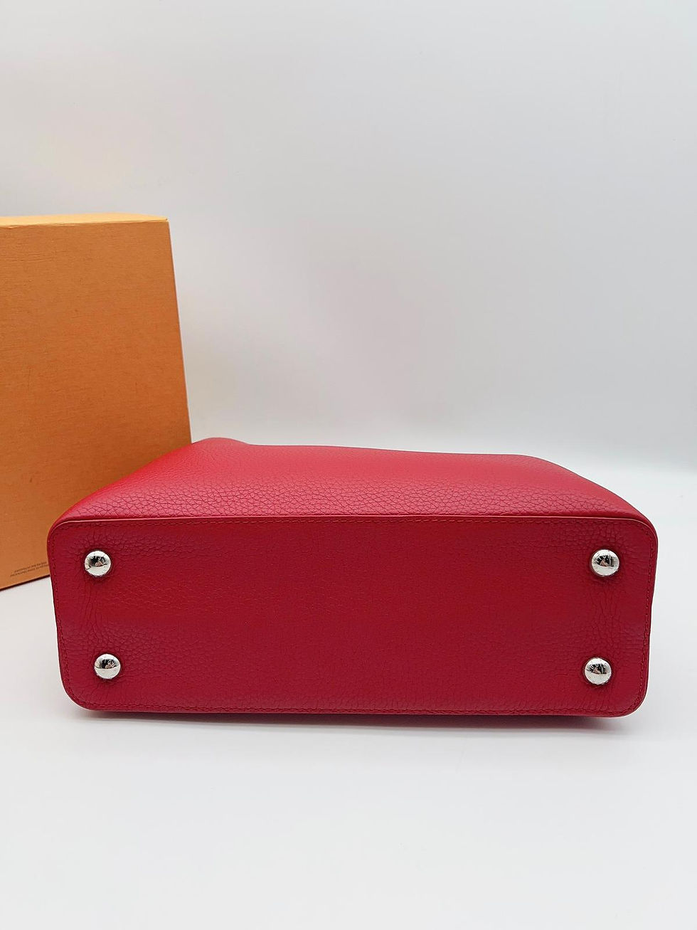 Thumbnail: lv capucines mm size 31cm 紅銀