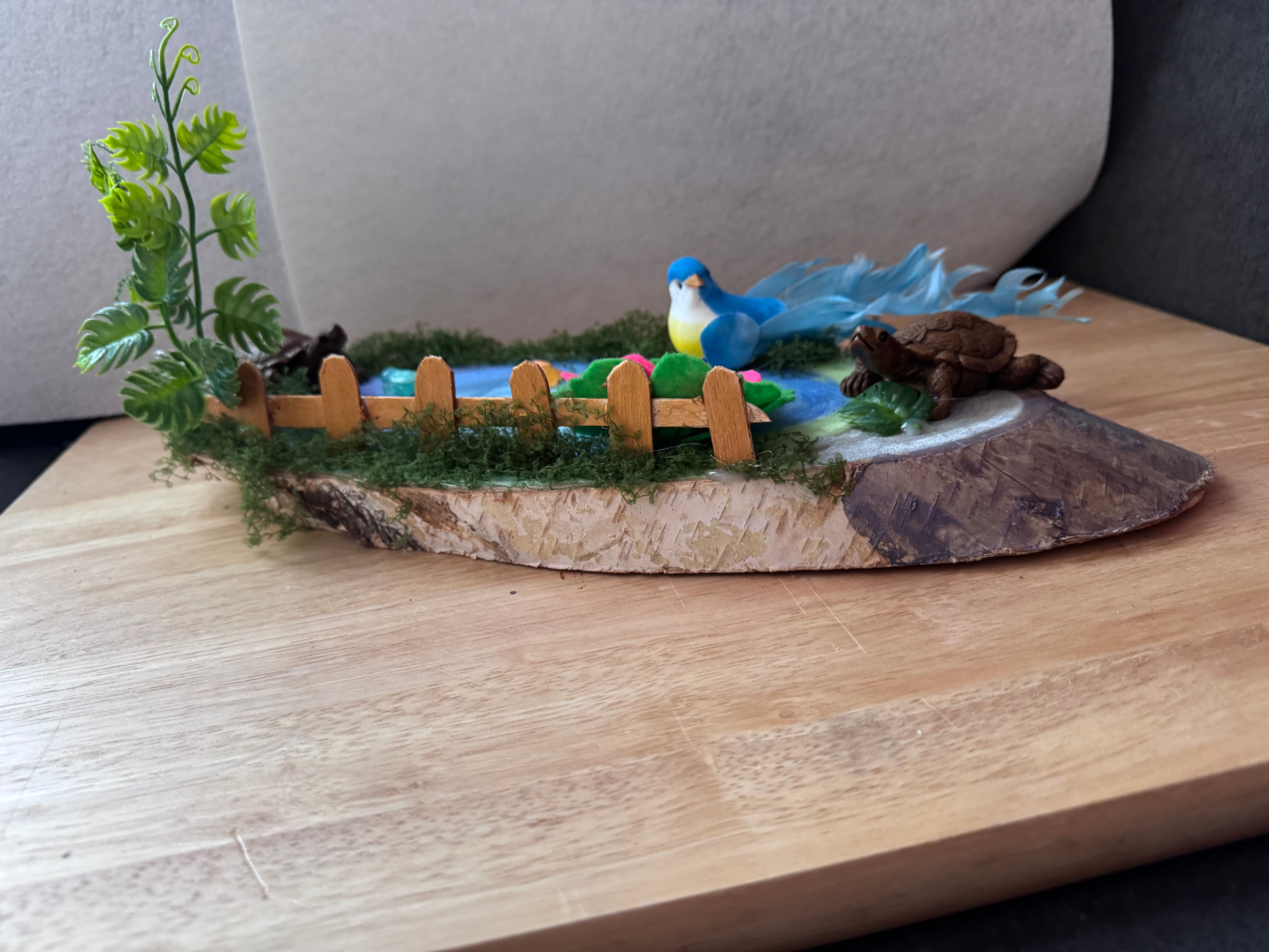 Einen Teich mit Schildkröten auf einer Holzplatte gemalt