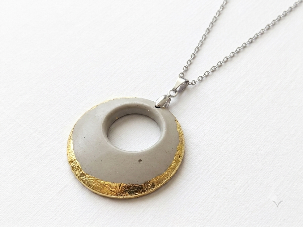 Betoniqua Anhänger aus Gold – Anhänger "Terrazzo Gold Edge" Minimalismus mit Glamour-Kante – Bild 1/3
