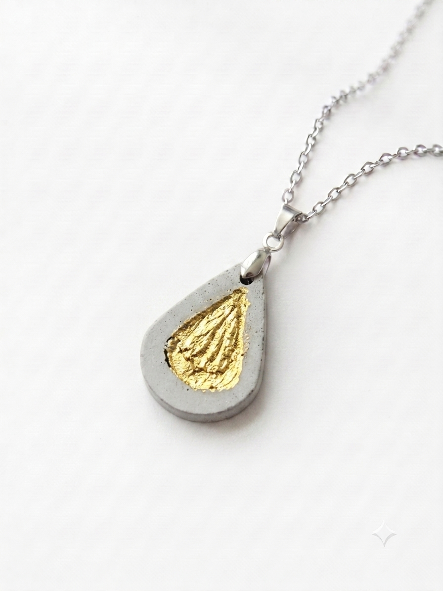 Betoniqua Anhänger aus Gold – Anhänger "Drop of Gold" – Organische Eleganz – Bild 1/3