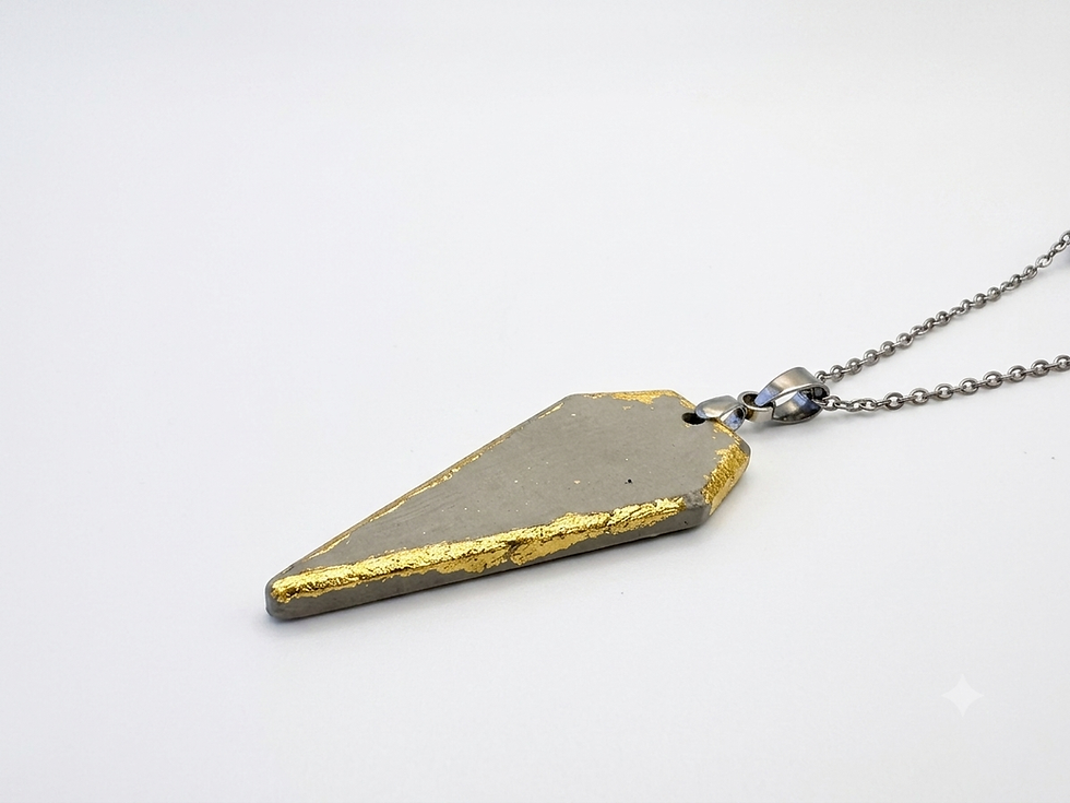 Betoniqua Anhänger aus Beton – Anhänger "Gilded Spearhead": Urbaner Chic trifft auf luxuriöses Flair – Bild 1/3