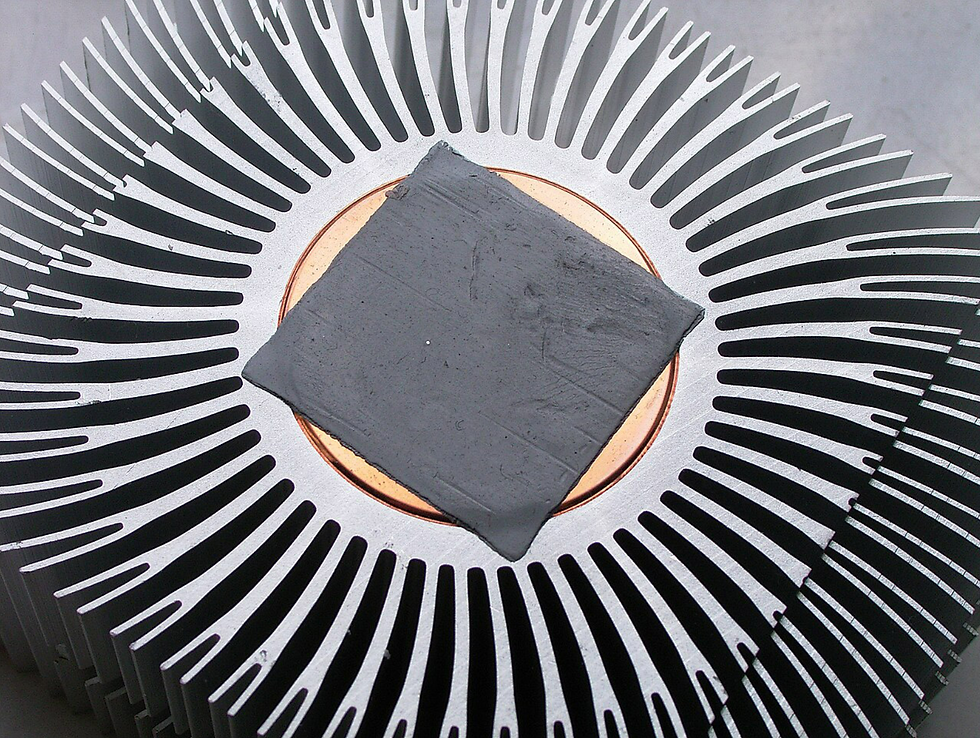 ▲ 컴퓨터 프로세서용 일반적인 방열판은 열을 발산하기 위해 팬이나 냉각 핀과 함께 구리를 사용한다. 구리와 은은 열전도율이 가장 높은 금속이다. © Rainer Knäpper/ Free Art License