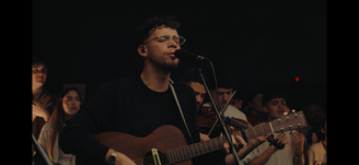 “Tesoro verdadero”, el nuevo sencillo de Enoc Parra, es una canción de adoración congregacional que proclama a Cristo como el bien más valioso del ser humano. Con una producción en vivo, influencias de la música brasileña y un mensaje profundamente espiritual, el tema invita a redescubrir que ninguna posesión, logro o anhelo puede compararse con la presencia de Jesús.