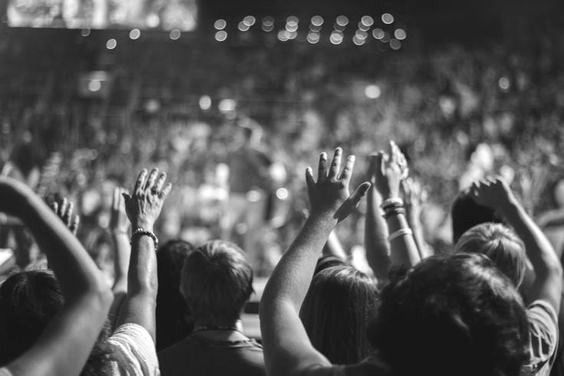 Gente en la iglesia adorando, concierto de musica cristiana