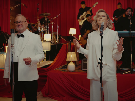 Marcos Witt y TAYA sorprenden con la versión de «Al Estar Aquí»