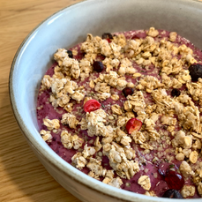 Smoothie bowl protéines aux fruits rouges & granola