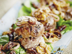 Salade tiède aux foies de volaille, écrasé de pommes de terre 