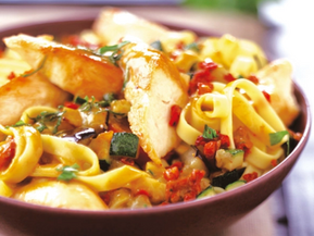 pâtes au poulet, sauce aux légumes 
