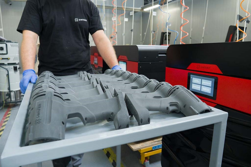 impressora SLS de sinterização a laser produzindo peças em pó de nylon