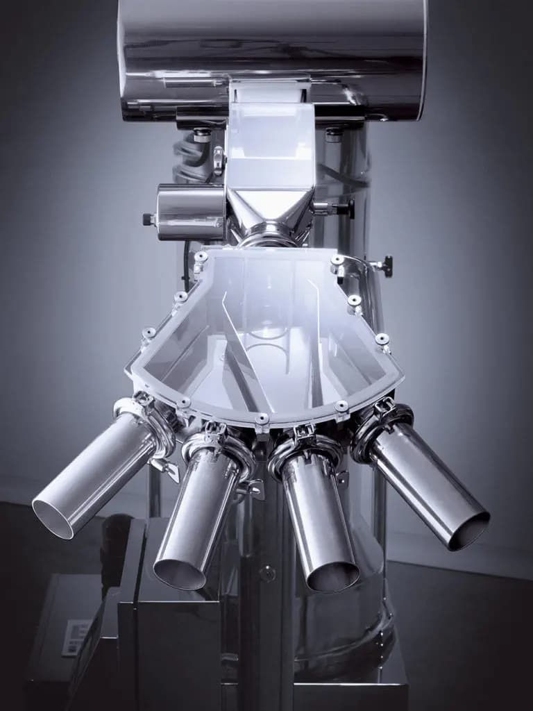 Sistema de sorting farmacêutico com hopper metálico e tubos de dispensing.
