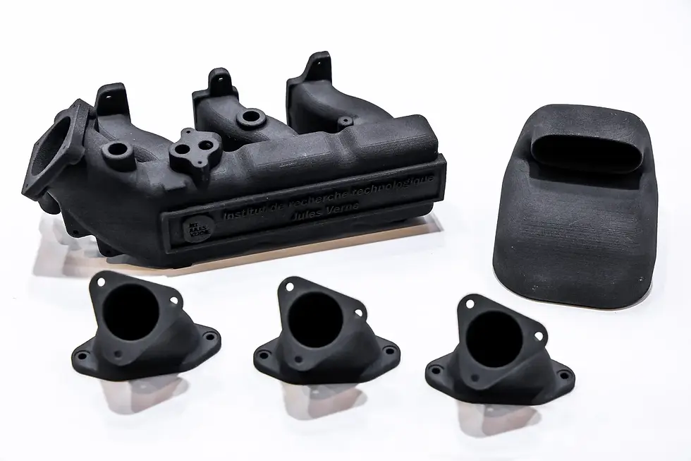 Peças funcionais impressas por SLS em polímero preto incluindo coletor e flanges — materiais ALM compatíveis com impressoras Farsoon como HT-23 PEKK e PA11