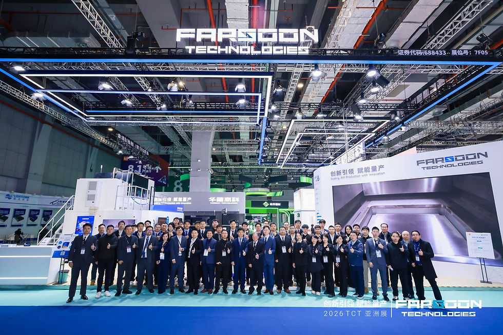 Equipe Farsoon Technologies reunida no estande da TCT Asia 2026 em Xangai com equipamentos de impressão 3D de metal ao fundo e letreiro Farsoon Technologies