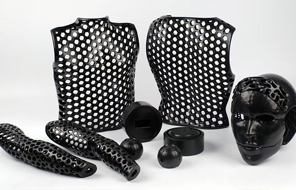Peças impressas em 3D por SLS em polímero preto com acabamento vapor smoothing incluindo órteses coletes e próteses para aplicações médicas e industriais