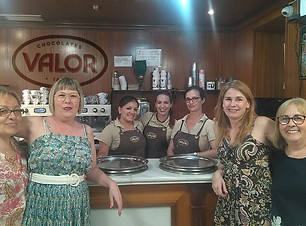 con las camareras.jpg