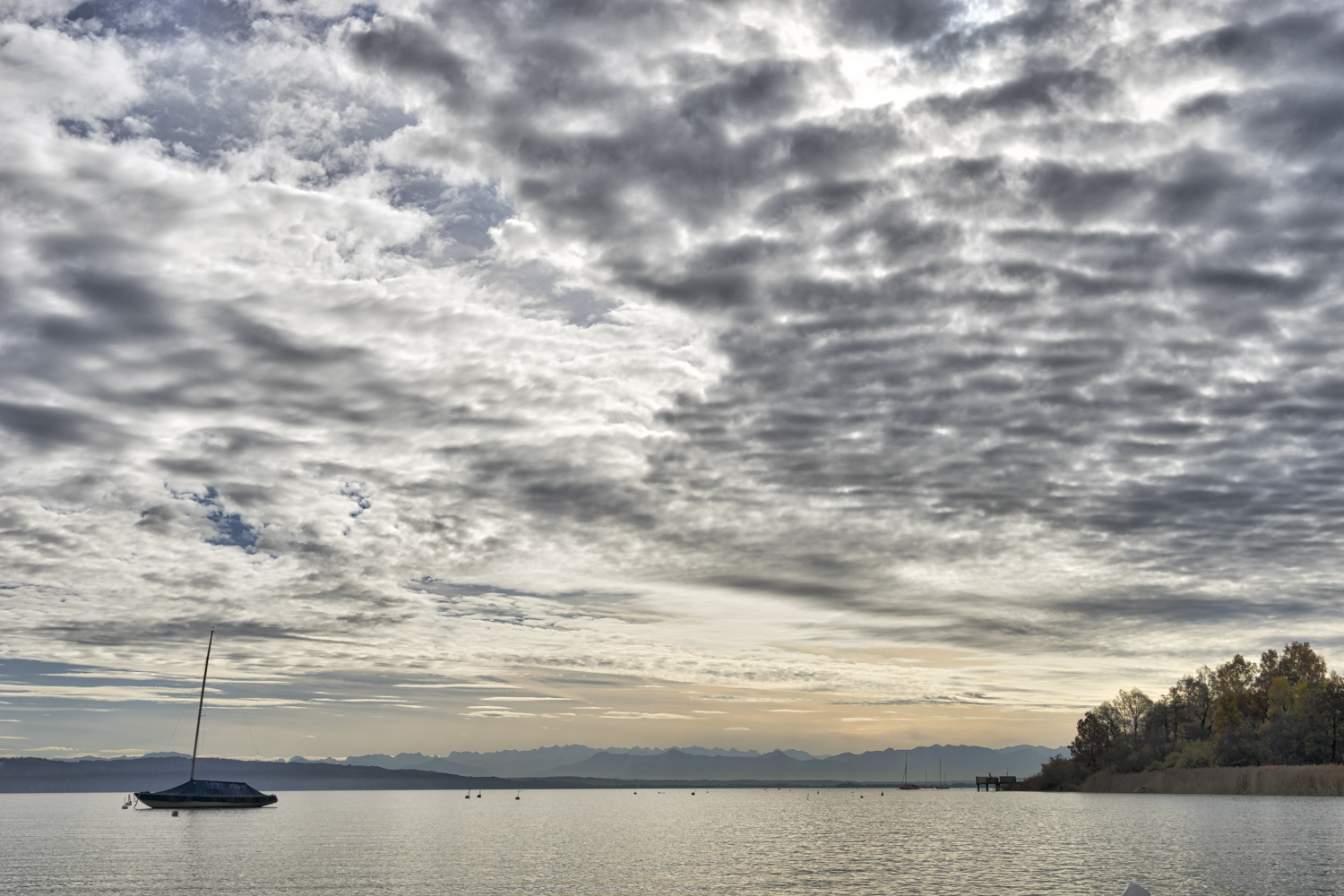 Ein Segelboot am Ammersee