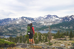 Wanderer mit Blick auf die Berge - Wandern