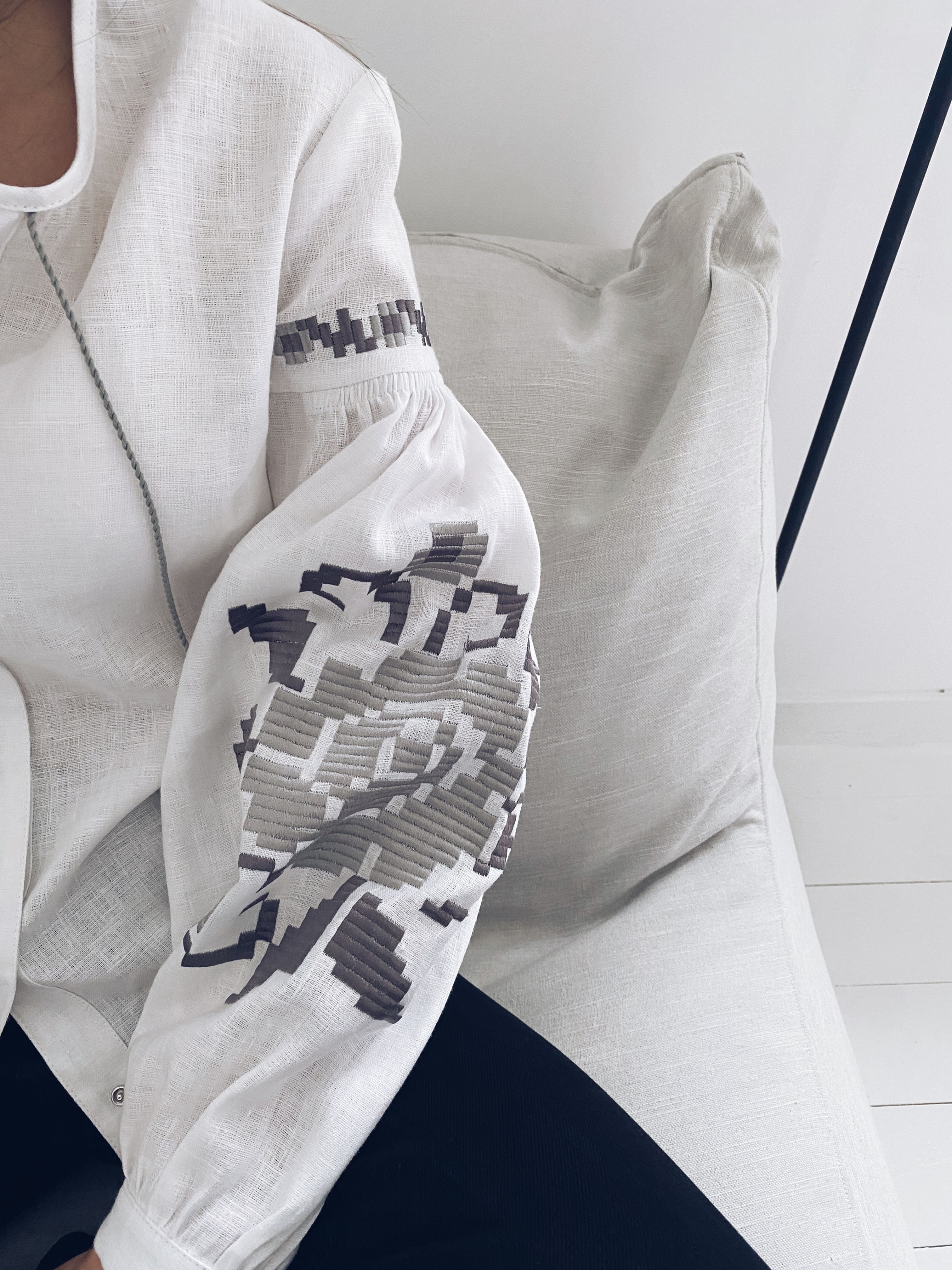 3D Квітка, білий льон, сіра вишивка