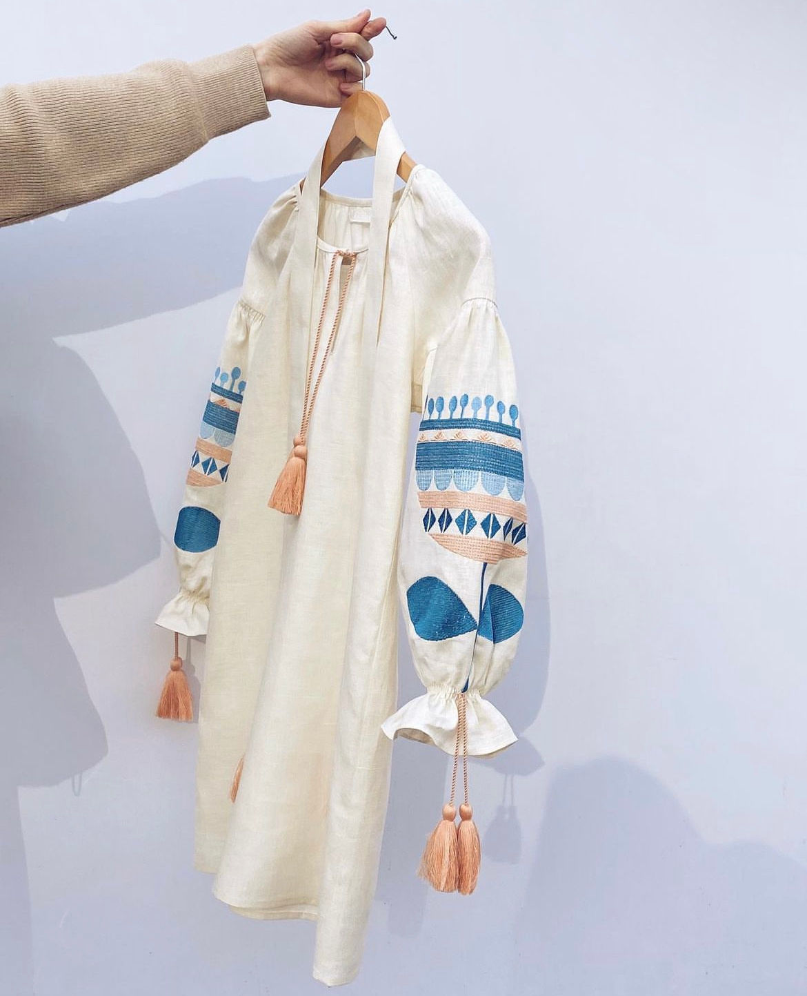 Дівчача сукня пряма Тюльпан, молочний льон, бежево-блакитна вишивка