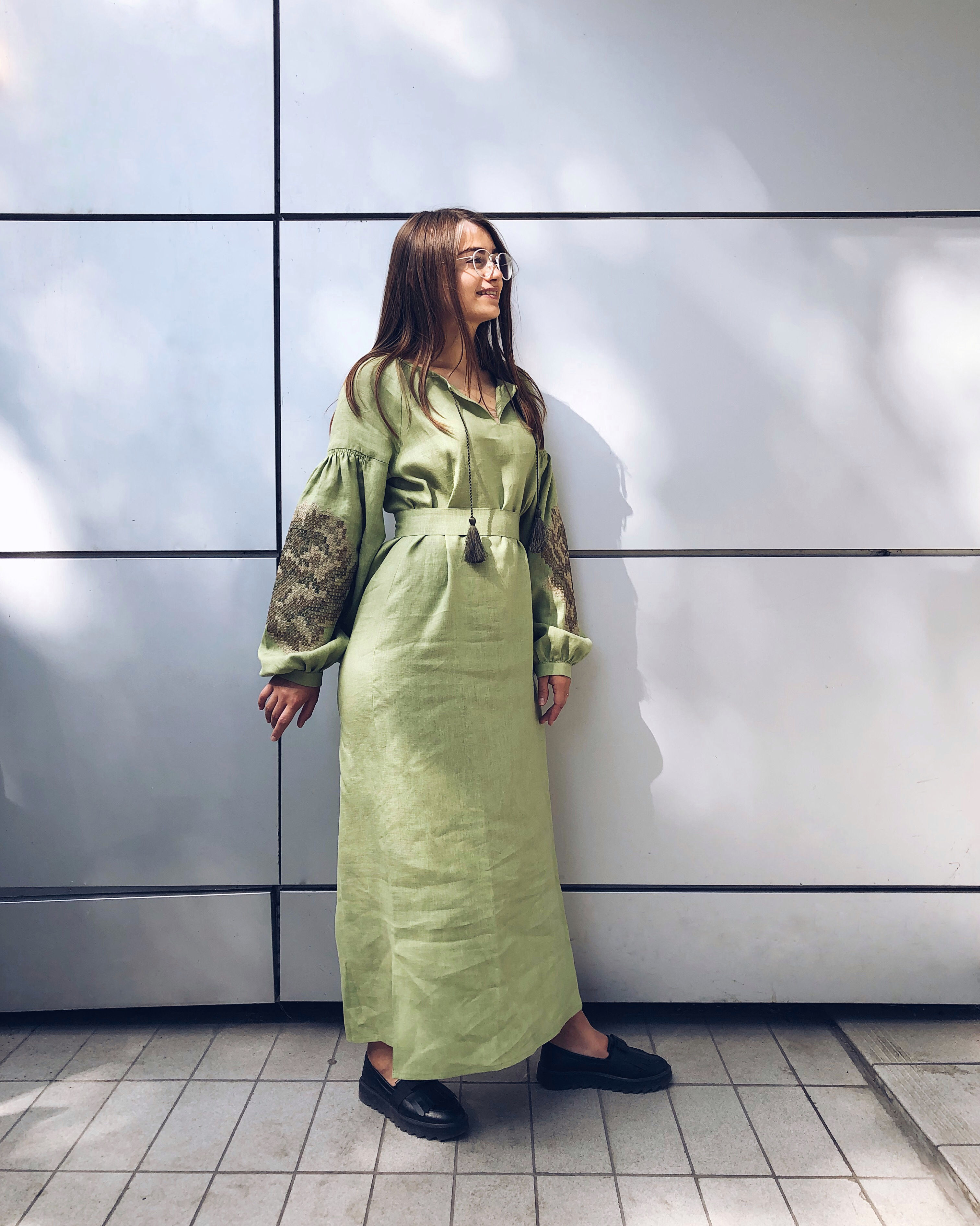 Сукня довга Градація, оливка льон, бежево-оливкова вишивка