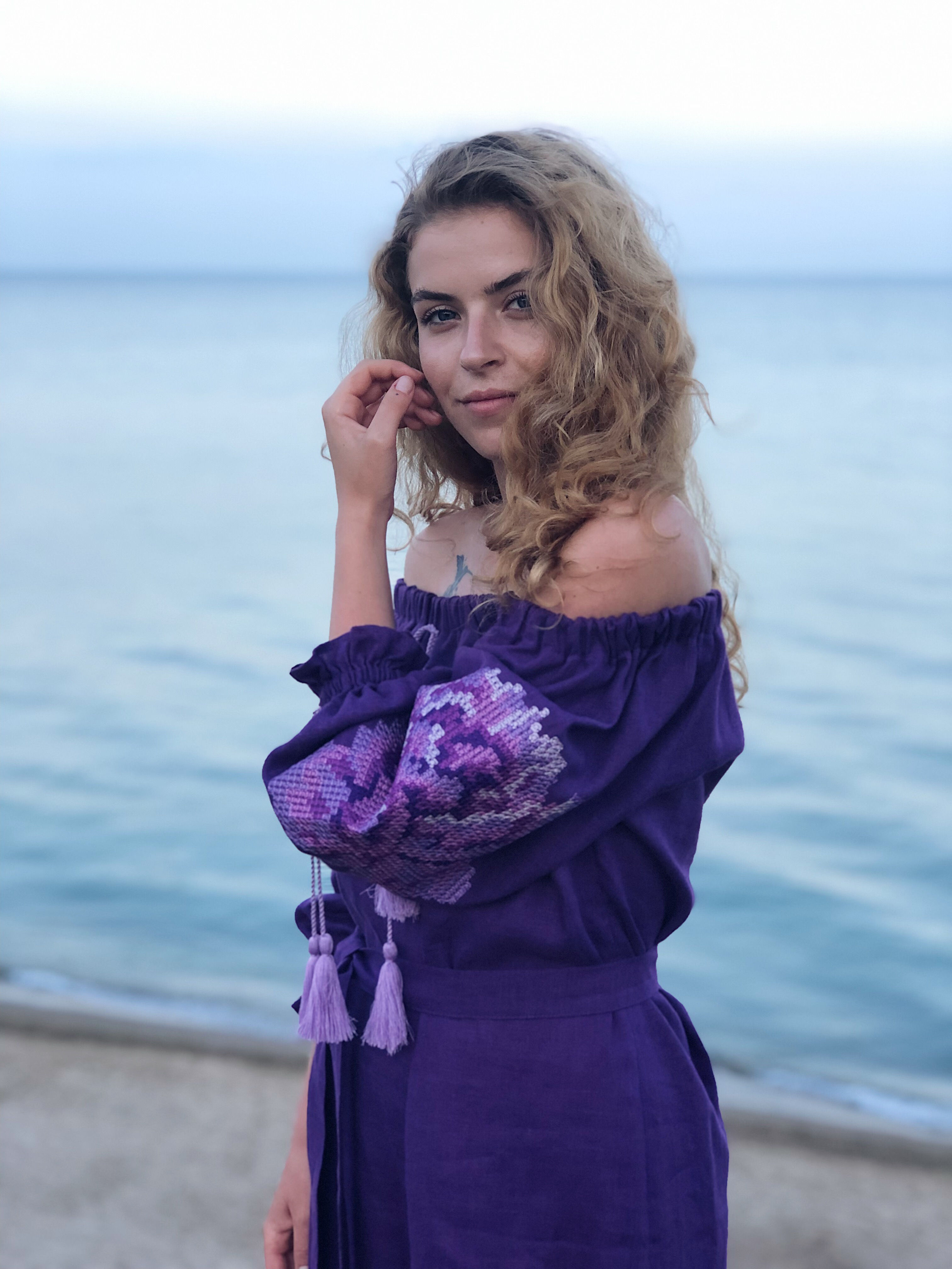 Сукня коротка Градація на плечі, фіолет льон, фіолетово-бузкова вишивка