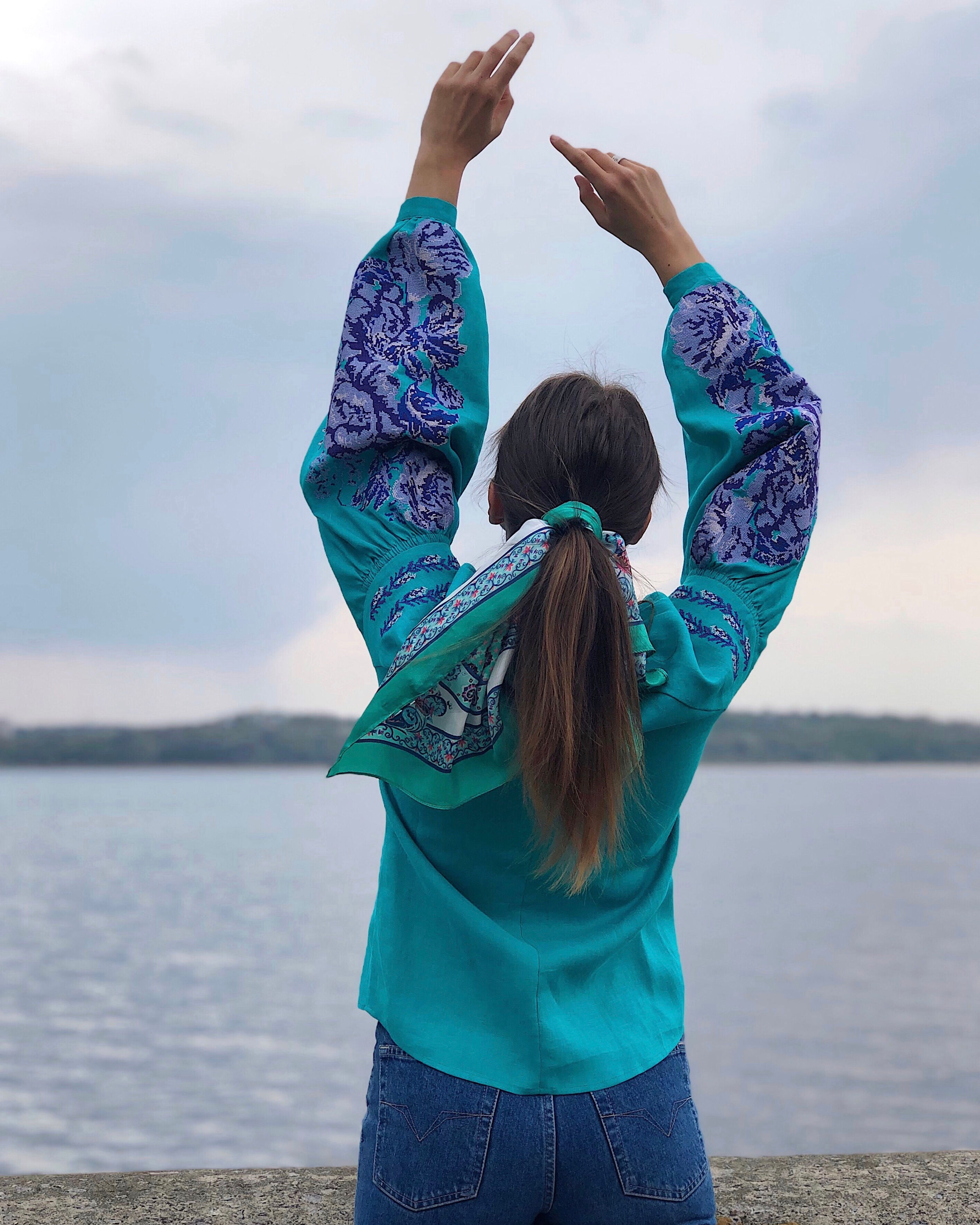 Маки, бірюзовий льон, біло-бузкова вишивка