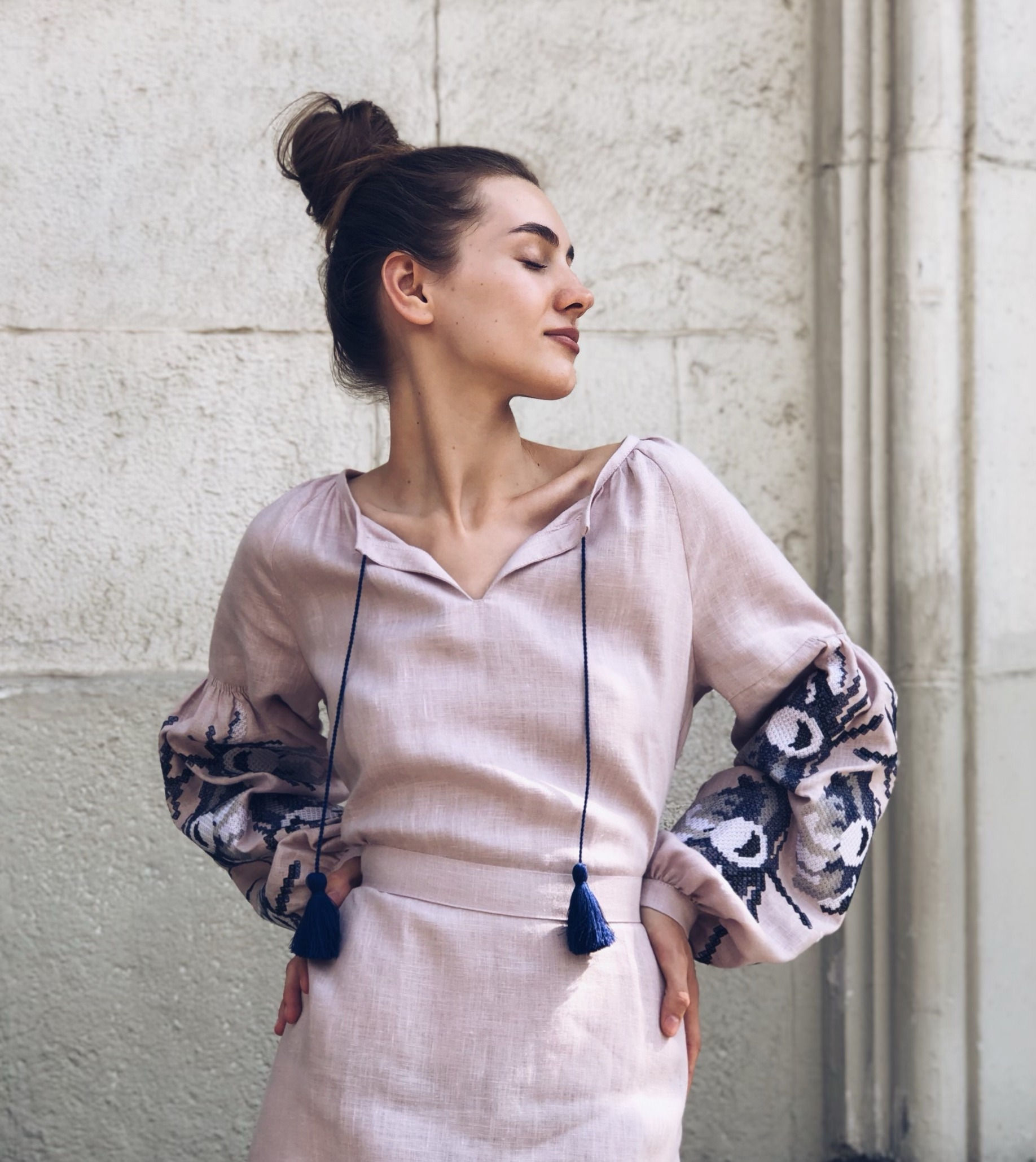 Сукня коротка Півонія, пильно-рожевий льон, синьо-біла вишивка