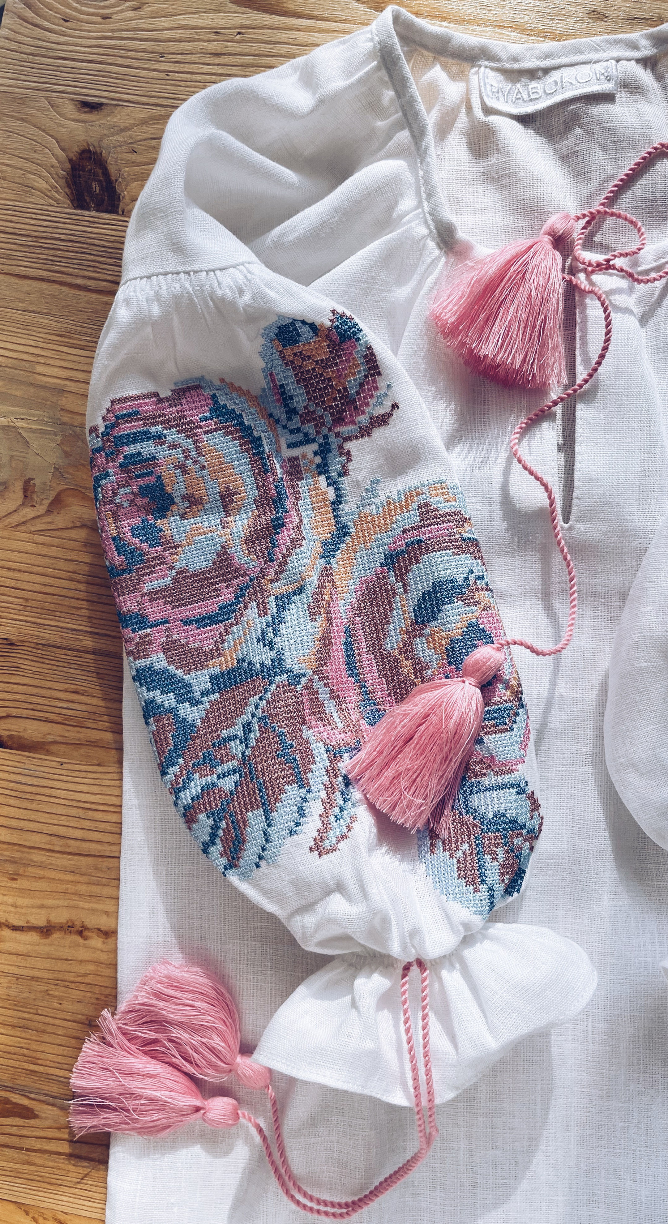 Дівчача вишиванка Троянда, білий льон, рожево-блакитна вишивка