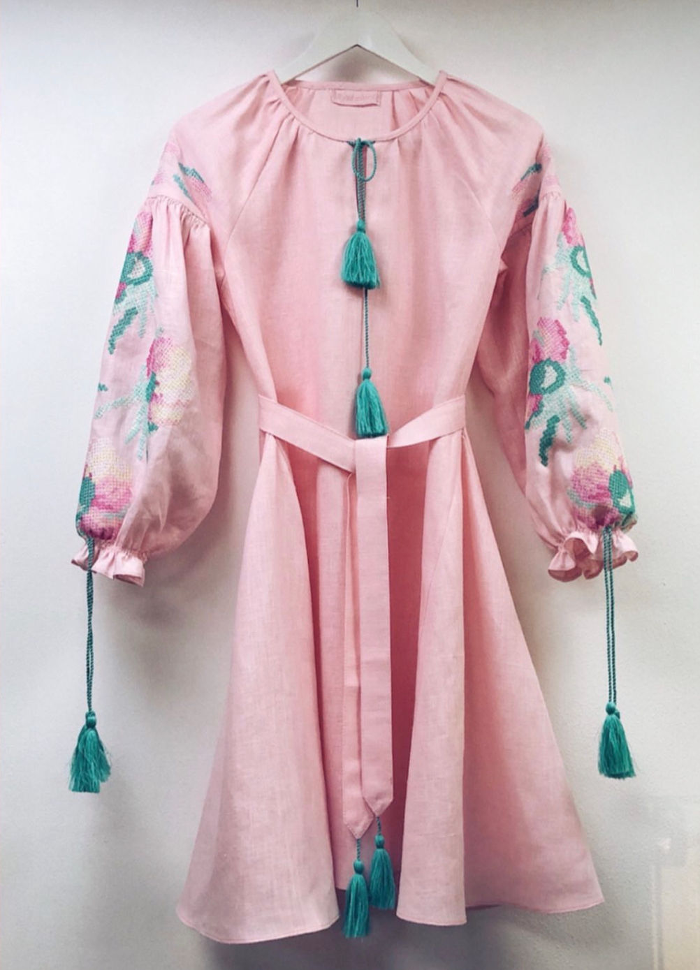 Дівчача сукня з клинами Півонія, світло-рожевий льон, рожево-м'ятна виш