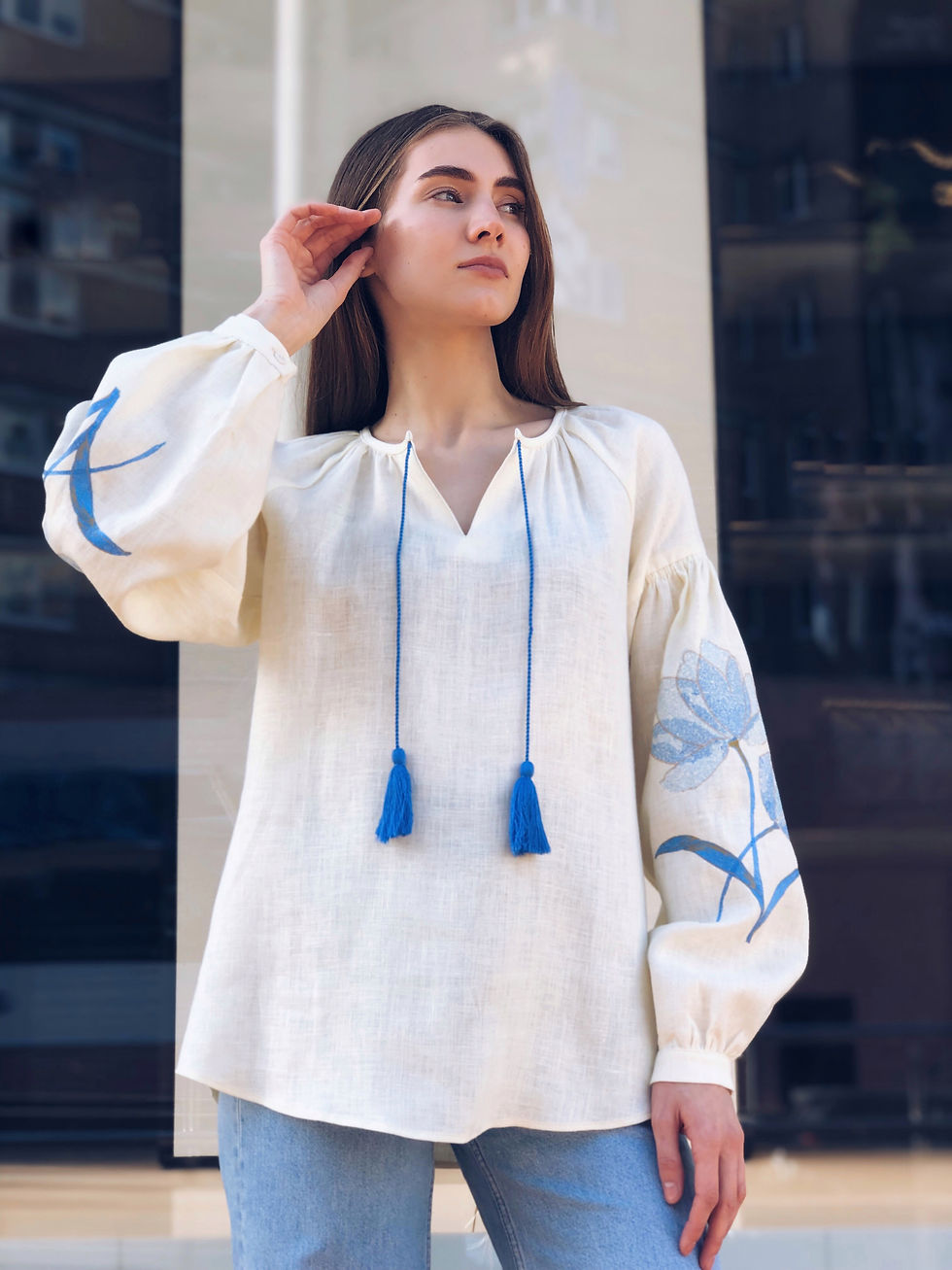 Прев'ю: Лілія, молочний льон, блакитна вишивка