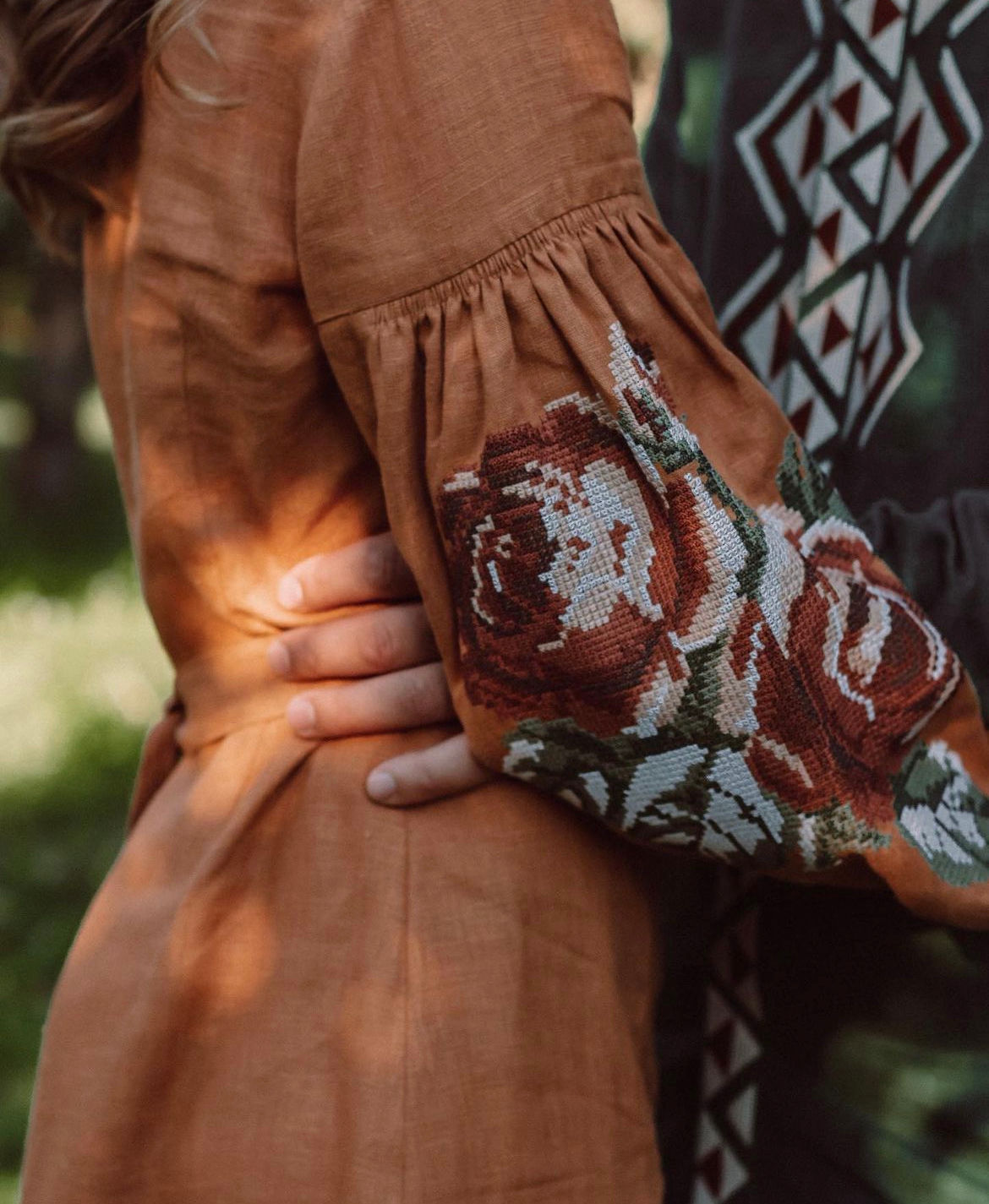 Парний лук вишита сукня троянда пісочна та сорочка чоловіча ромби смарагд