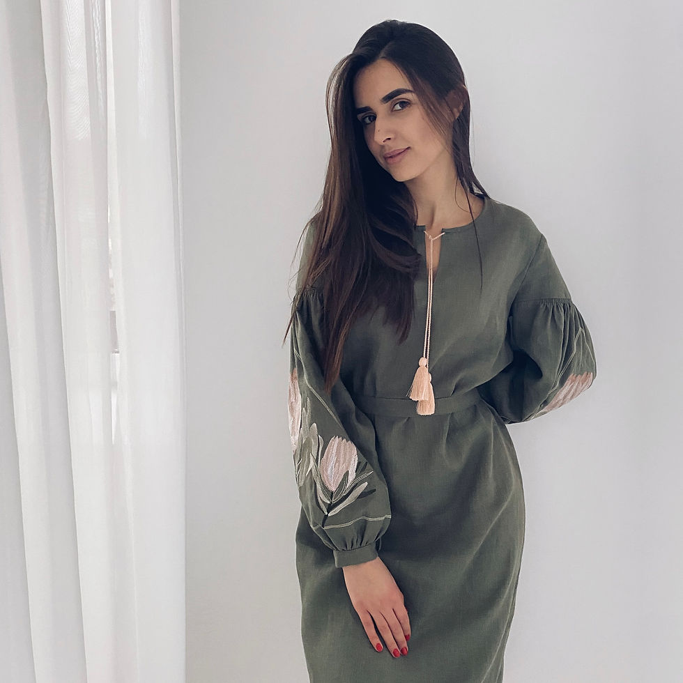 Прев'ю: Сукня коротка Протея, хакі льон, бежево-оливкова вишивка