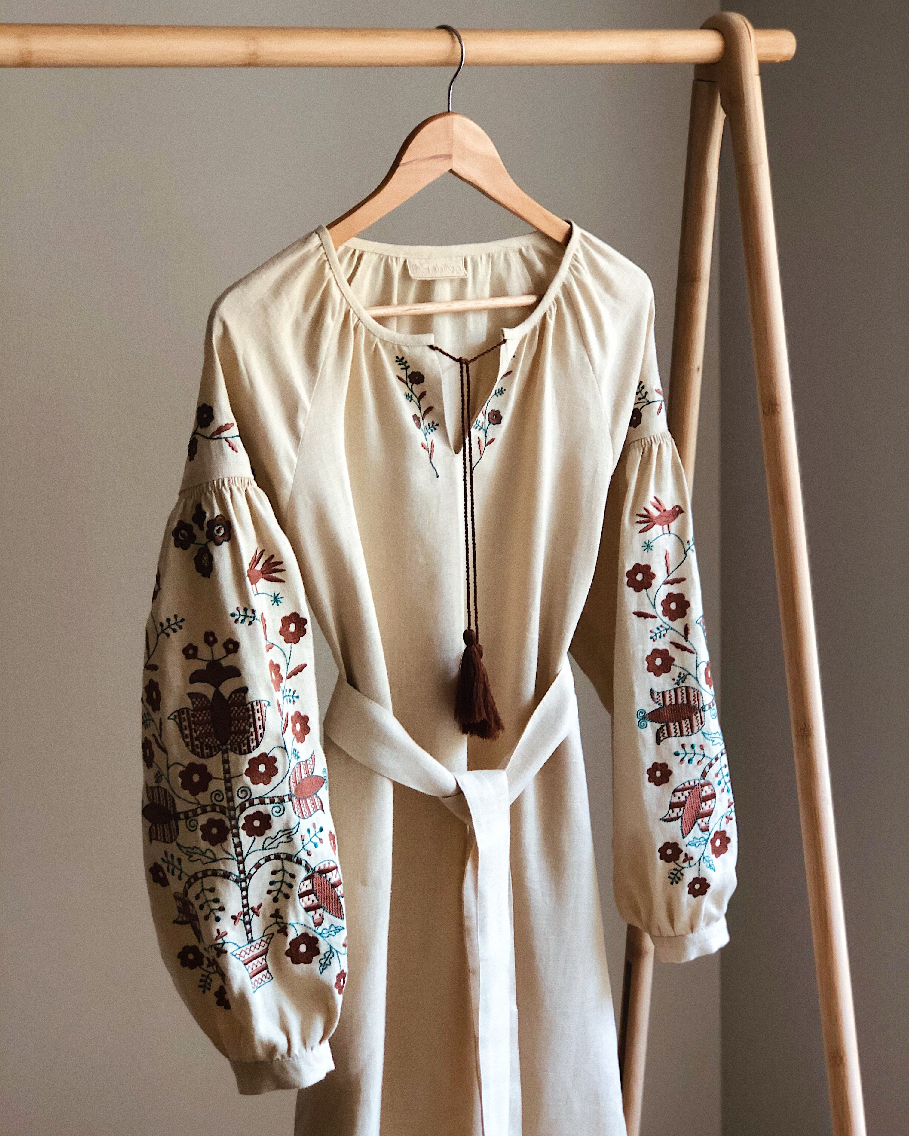 Сукня довга Дерево життя, молочний льон, коричнево-смарагдова вишивка