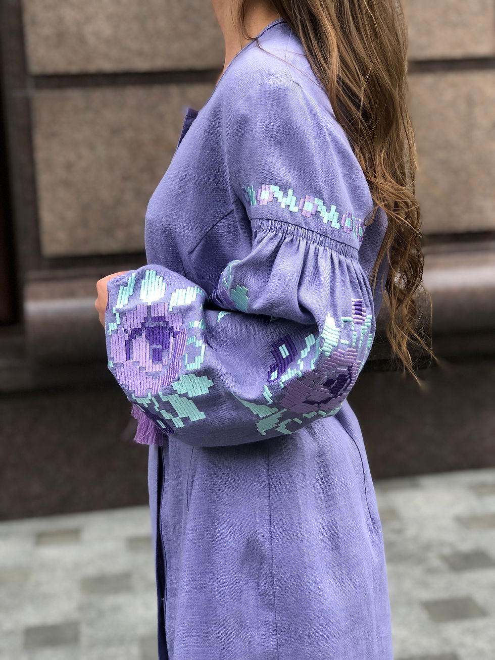 Прев'ю: Сукня коротка 3D Квітка, бузковий льон, м'ятно-бузкова вишивка