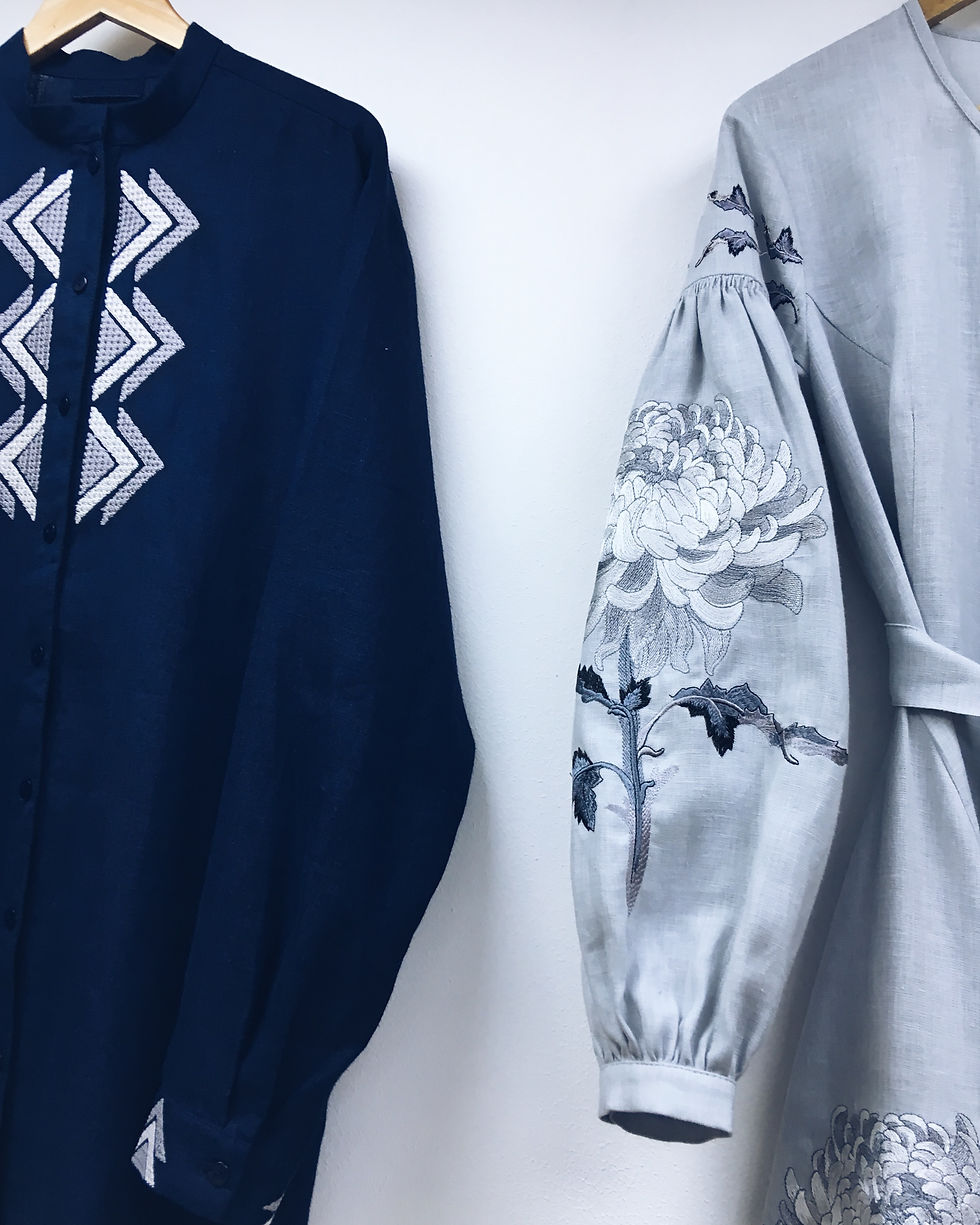 Прев'ю: Сукня коротка з вишитими клинами Хризантема, світло-сірий льон, сіра виш