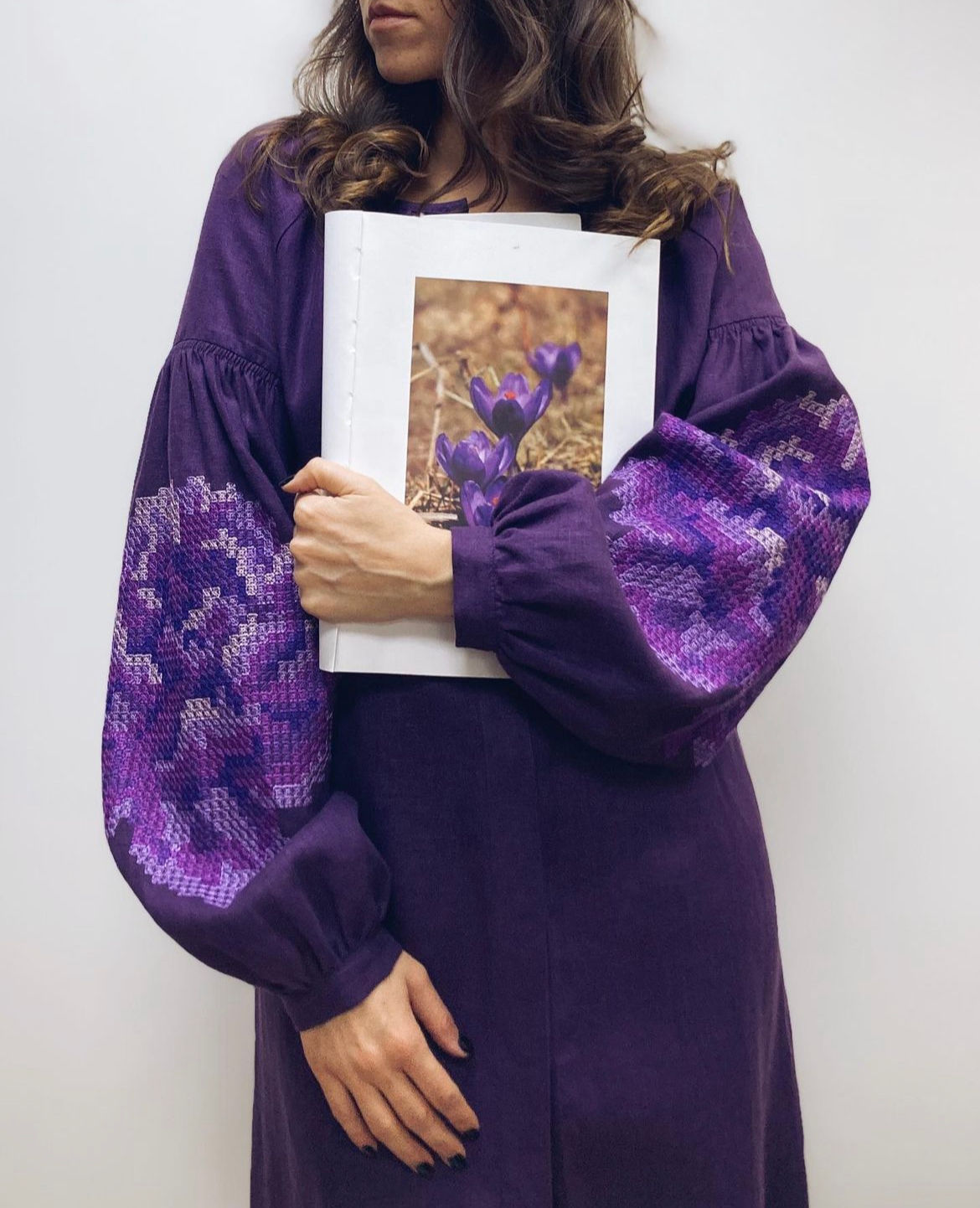 Сукня довга Градація, фіолет льон, бузково-фіолетова вишивка