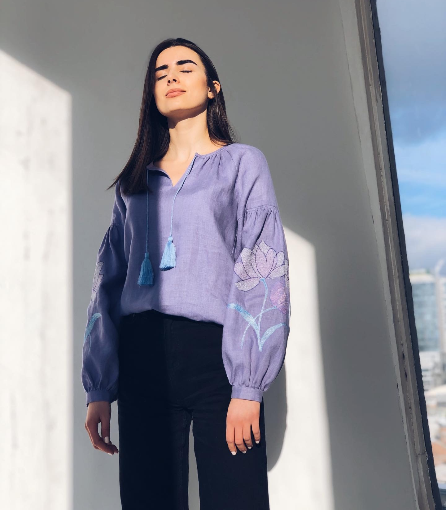 Лілія, бузковий льон, бузково-блакитна вишивка