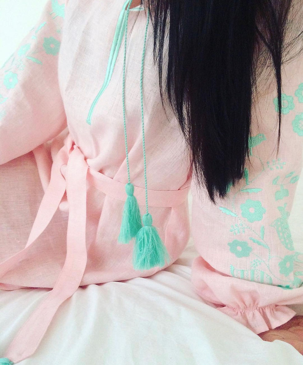 Прев'ю: Сукня довга Дерево життя, світло-рожевий льон, м'ятна вишивка