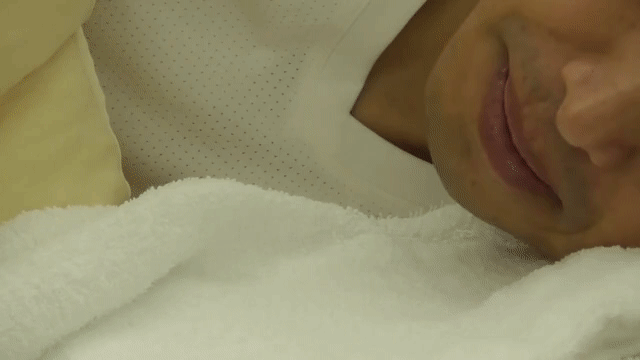 完全側臥位での食事介助.gif