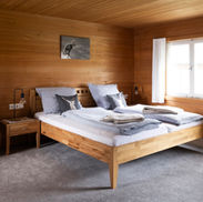 Schlafzimmer mit Tannen- und Buchenholz ausgestattet