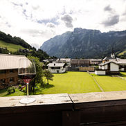 Traumhafte Aussicht vom Balkon: Direkter Blick auf die magische Kanisfluh