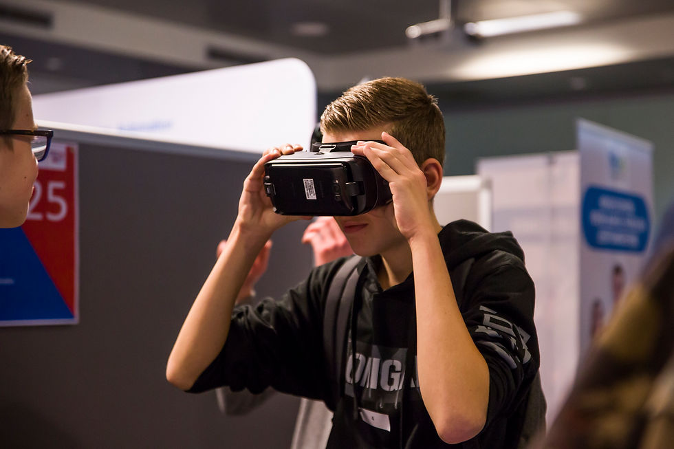 Leerling techniek kijkt door virtuele ruimte apparaat