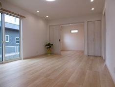 ホワイト✕ウッドの外観に赤いポストが映える家