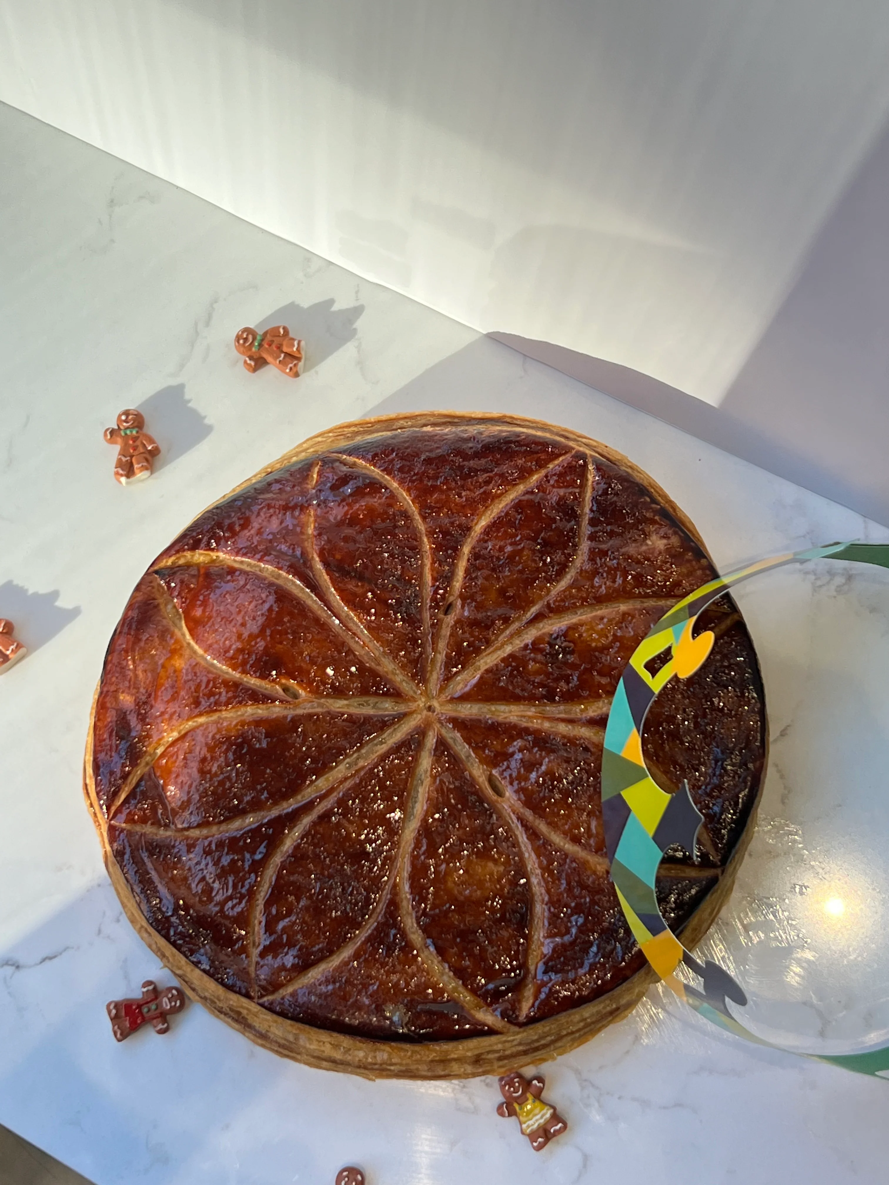 galette des rois avec féves et couronne papier